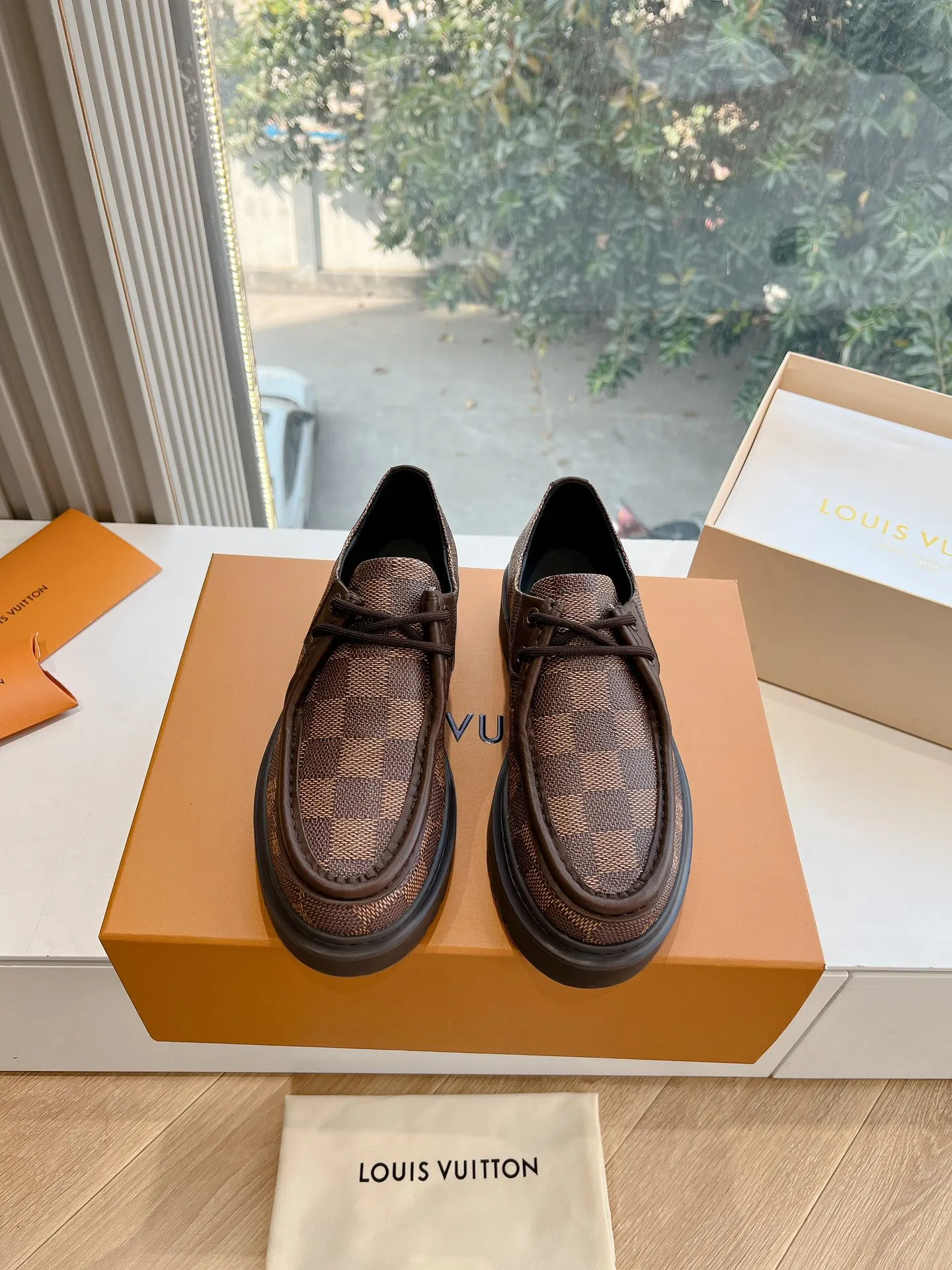👟👟Ex-factory price 720👟👟 What you see is what you get G199 top version Louis Vuitto Louis Vuitton LV donkey brand L Carrefour shoes Archlight classic Skate sports and leisure thick-soled shoes Your LV outfit is shared today Louis Vuitton Presbyopic thick-soled loafers Original purchase and development Production Original purchase and development Production This LV Archlight sneaker is from Cut from cow leather in a playful shape. Double laces embellished with Louis Vuitton logo beading. The wide tongue and wavy outsole establish recognition, both are decorated with the LV Circle logo ▪️Fabric: Original imported original material ▪️Inner lining: Original customized lining ▪️Sole: Original molded genuine ▪️Size: Women's 35-45 (please note male and female when ordering at 39.40, 45 is not refundable or exchangeable for customization)